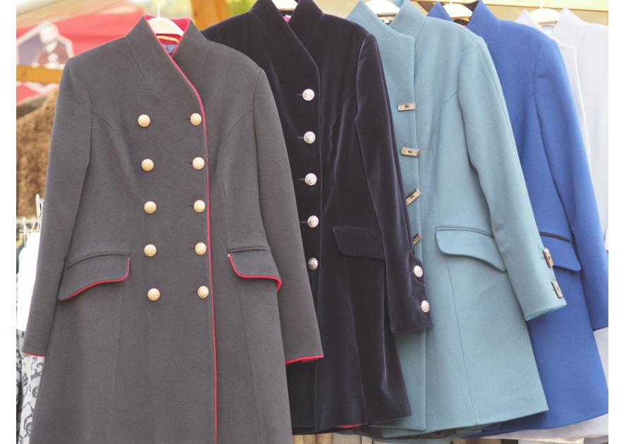 Verschiedene Mäntel auf einer Stange